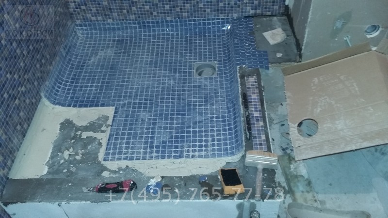 Ремонт квартире в ванной поддон выкладывается мозаикой
